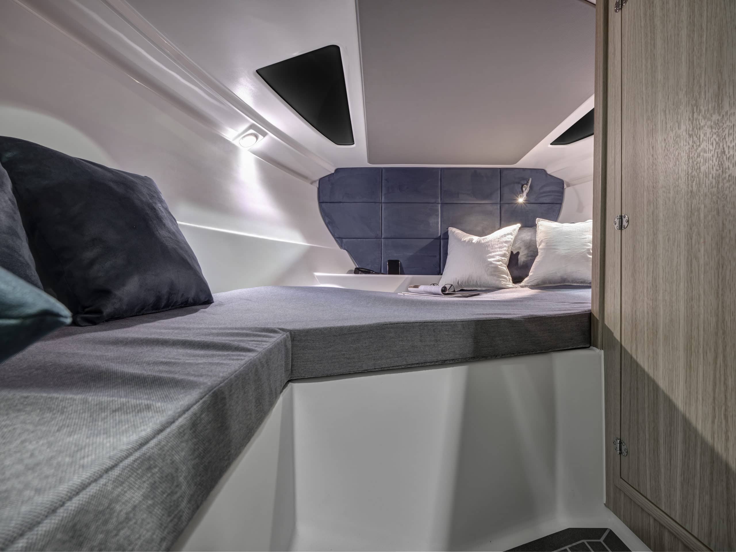 Chantier naval Caillat Mécanique navale Réparation coque Hivernage Antifouling Vente bateaux Ibiza boats Mazury Mercury Avator Honda Yamaha Volvo Penta Mercruiser Genève