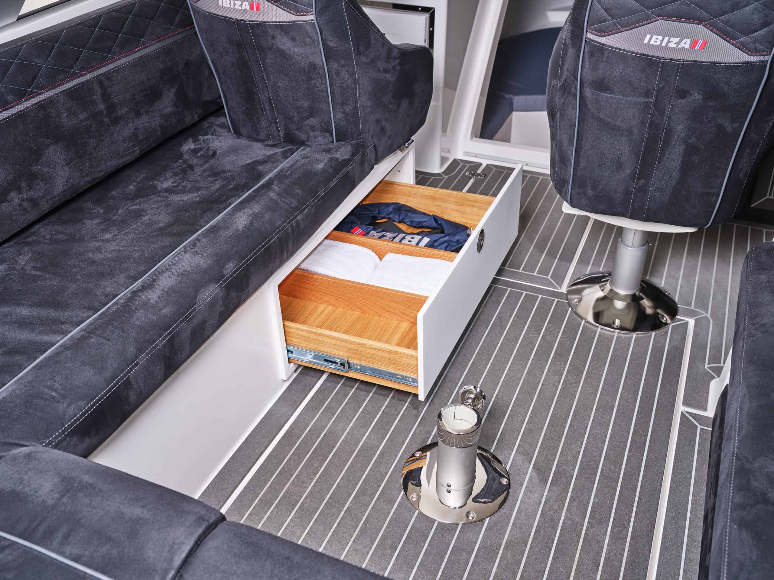 Chantier naval Caillat Mécanique navale Réparation coque Hivernage Antifouling Vente bateaux Ibiza boats Mazury Mercury Avator Honda Yamaha Volvo Penta Mercruiser Genève