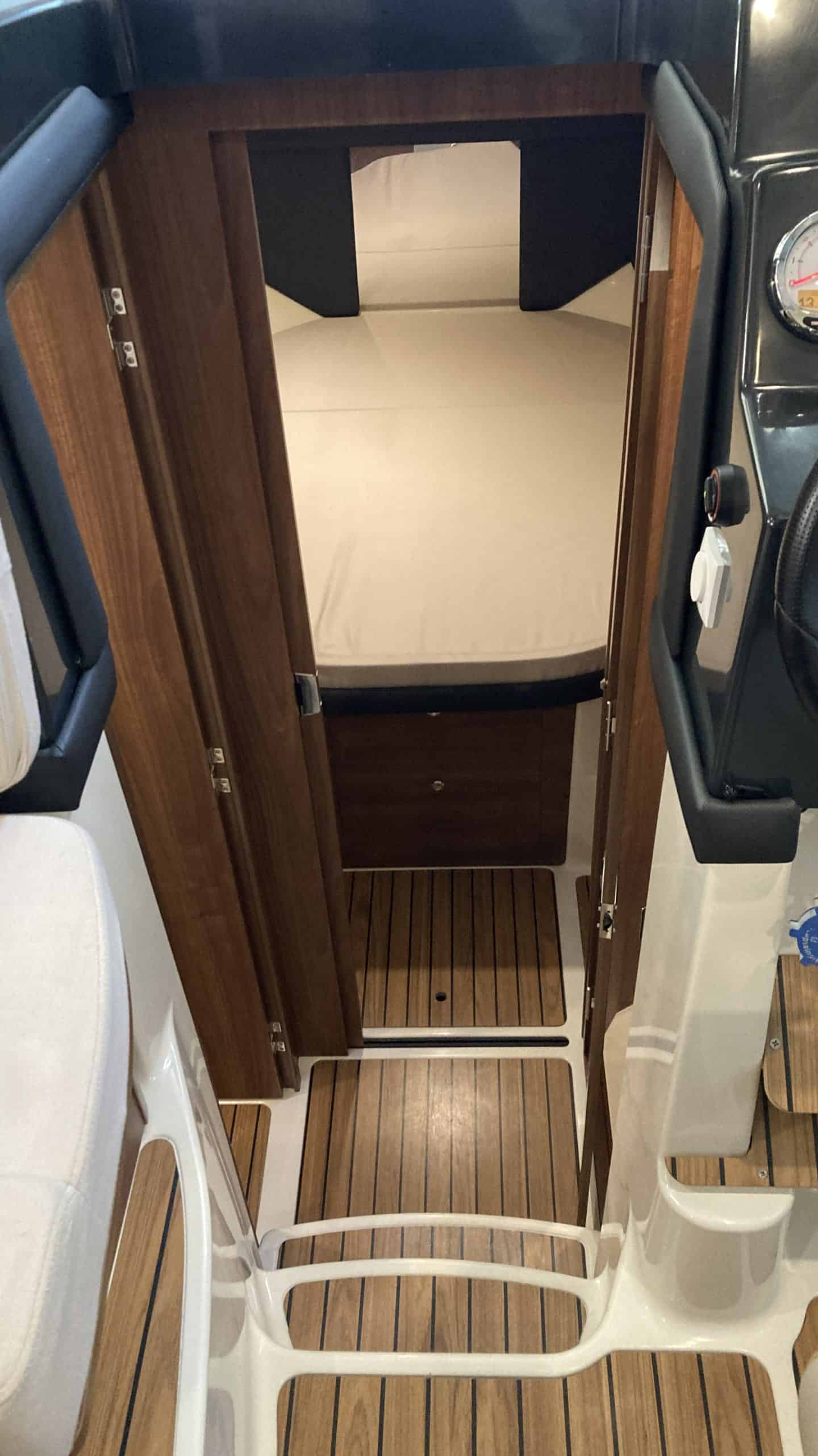 Chantier naval Caillat Mécanique navale Réparation coque Hivernage Antifouling Vente bateaux Ibiza boats Mazury Mercury Avator Honda Yamaha Volvo Penta Mercruiser Genève