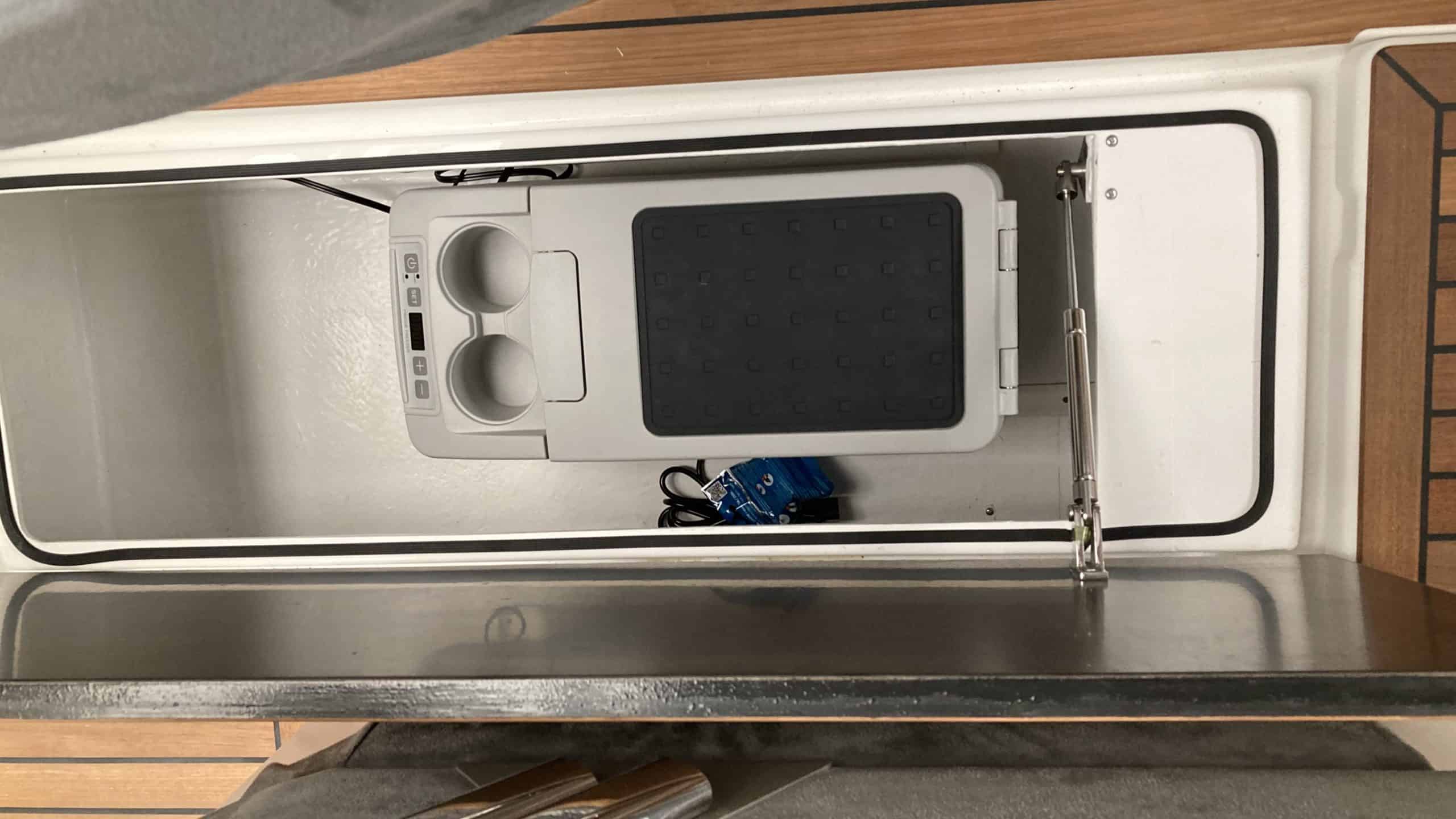 Chantier naval Caillat Mécanique navale Réparation coque Hivernage Antifouling Vente bateaux Ibiza boats Mazury Mercury Avator Honda Yamaha Volvo Penta Mercruiser Genève